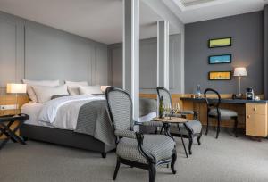 弗伦斯堡瓦斯勒本酒店的卧室配有一张床、一张桌子和椅子