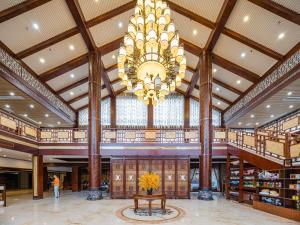 上饶三清山远洲酒店的中间有一个大图书馆,里面有一个吊灯和一张桌子