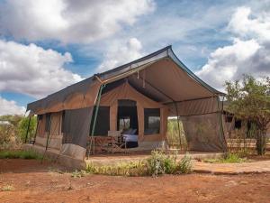 安博塞利Tulia Amboseli Safari Camp的田野中间的大帐篷