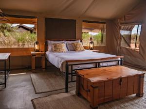 Tulia Amboseli Safari Camp客房内的一张或多张床位