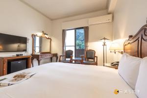 礁溪春和大饭店的酒店客房设有一张大床和一张书桌。
