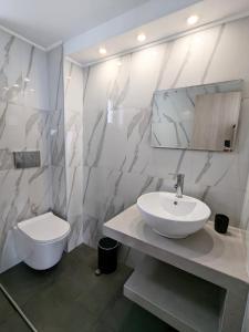 阿菲托斯Blue Dream Afytos的白色的浴室设有水槽和卫生间。
