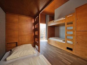 Remerschen申根青年旅舍的一间卧室设有两张双层床和一扇窗户。
