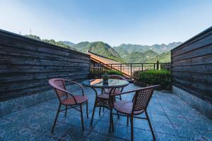 上饶三清山远洲酒店的山地庭院的桌椅