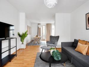 哥本哈根Sanders Constantin - Chic Two-Bedroom Apartment With Balcony的客厅配有沙发和桌子