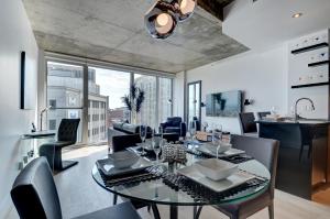 魁北克市莱斯沙勒瓦公寓 - 760610的用餐室以及带桌椅的起居室。