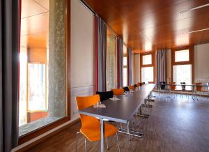Remerschen申根青年旅舍的长长的会议室,配有长桌子和椅子