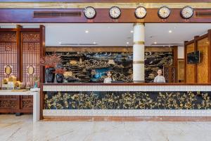 上饶三清山远洲酒店的墙上有时钟的柜台的餐厅