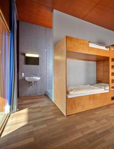 Remerschen申根青年旅舍的一间卧室配有双层床和水槽