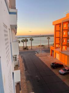 克莉丝蒂娜岛Piso Isla Cristina Punta del Caimán的从大楼的阳台上可欣赏到海滩景色