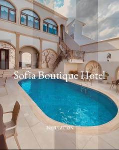 凯里尼亚SOFIA BOUTIQUE HOTEL的一座带房子的别墅内的大型游泳池