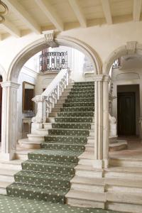 蒙蒂基亚里新宫殿酒店的柱子楼里的一套楼梯