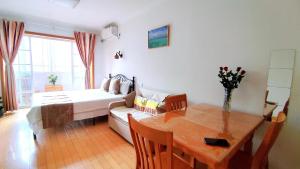 上海Lily's home的客厅配有沙发和桌子