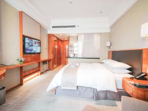 上海上海浦东机场华美达广场酒店 - 一段从机场开始的旅行的一间卧室配有一张大床和电视