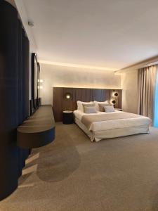 科莫蒂尼安纳托利亚科莫蒂尼酒店的一间卧室设有一张大床和一个大窗户