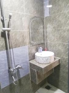 Ấp Trà KhaKhách sạn Gia Nghiêm的一间带水槽和淋浴的浴室