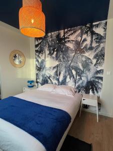 圣梅卢瓦代翁德La Belle Mélorienne的一间卧室配有一张棕榈树壁画床