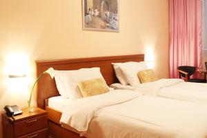 贝尔格莱德雷克斯酒店的酒店客房带两张床和电话