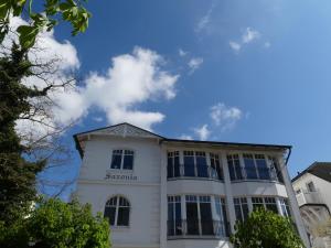 宾茨Haus Saxonia的白色的建筑,有蓝色的天空