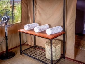 安博塞利Tulia Amboseli Safari Camp的上装有三卷卫生纸的架子