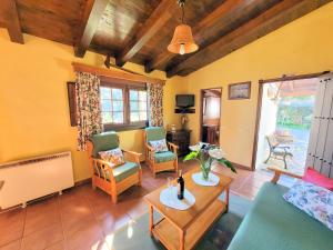 伊科德洛斯维诺斯Finca Llano de la cebolla的客厅配有沙发、椅子和桌子