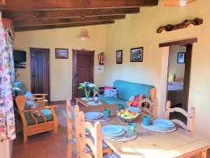 伊科德洛斯维诺斯Finca Llano de la cebolla的客厅配有木桌和椅子