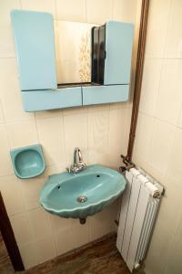 卡梅纳维洛拉Villa Kontos的浴室设有蓝色水槽和镜子