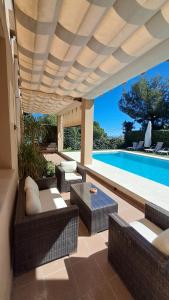 卡尔佩Casa NeGo的一个带柳条家具的庭院和一个游泳池