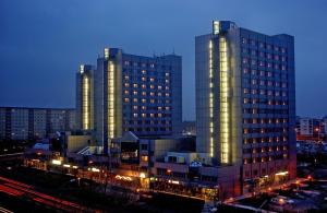 柏林柏林东城市酒店的夜城两座高楼