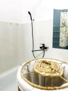乌斯季卡缅诺戈尔斯克Квартира的浴室角落的金属浴缸