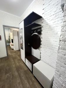 乌斯季卡缅诺戈尔斯克Квартира的一间拥有黑白砖墙的房间