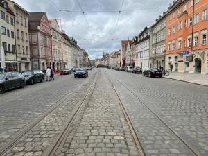 奥格斯堡Maximilianstraße的一条城市街道,中间有火车轨道