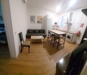 马德里Apartamento Roco的客厅配有沙发和桌椅