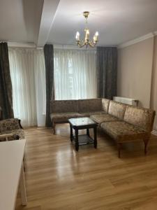 波兹南比厄德鲁斯克宫殿旅馆的客厅配有沙发和桌子
