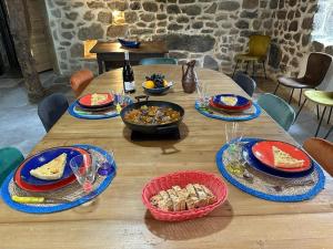 RochepauleLe Cocon du Vivarais的木桌,上面放有盘子和碗的食物
