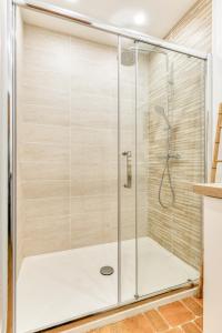 勒格劳德阿格德Villa Cavi - Olivier的浴室里设有玻璃门淋浴