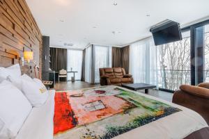 KojoriBioli Wellness Resort的酒店客房设有一张大床和一间客厅。