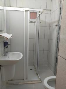 帕莫卡莱穆斯塔法酒店的带淋浴、盥洗盆和卫生间的浴室