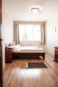 圣安德烈马蒂亚斯雷克斯旅馆的一间卧室设有一张床和一个窗口