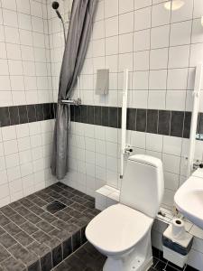 孔斯巴卡范德拉赫木纳特莫萨恩酒店的一间带卫生间和水槽的浴室