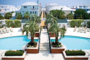 棕榈岛Wild Dunes Resort - Sweetgrass Inn and Boardwalk Inn的享有度假村游泳池的景致。