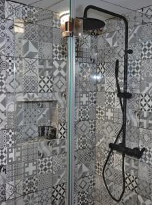 阿尔戈什Casa Coriska的浴室里设有玻璃门淋浴
