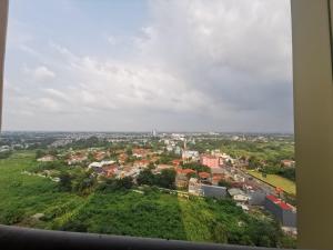 KalimanggisTranspark Cibubur By Arsakha Property Management的飞机享有城市美景