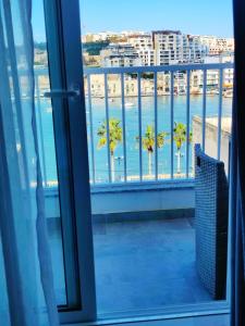 马尔萨斯卡拉SouthShore Accommodation的从客房的窗户可欣赏到海景