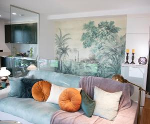 桑亨霍Luxury Singular Villa Canelas的客厅配有带枕头的蓝色沙发