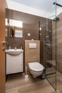 扎达尔Apartment Thalia的浴室配有卫生间、盥洗盆和淋浴。