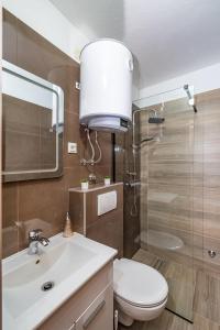 扎达尔Apartment Thalia的一间带水槽、卫生间和镜子的浴室