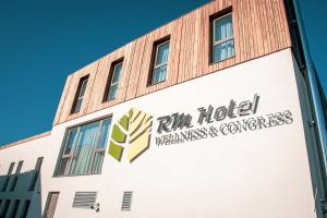 普列维扎RM Hotel wellness&congress的上面有酒店经营标志的建筑