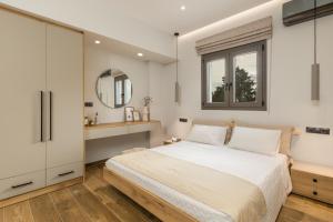 KouvalátaOtium Residence的一间卧室配有一张床和镜子