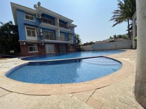 安君纳Genesis Leisure - Charming home-stays near Anjuna, Vagator & Assagao的房屋前的大型游泳池